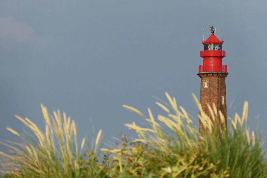 Latarnia morska, wybrzeże, błękitne niebo.